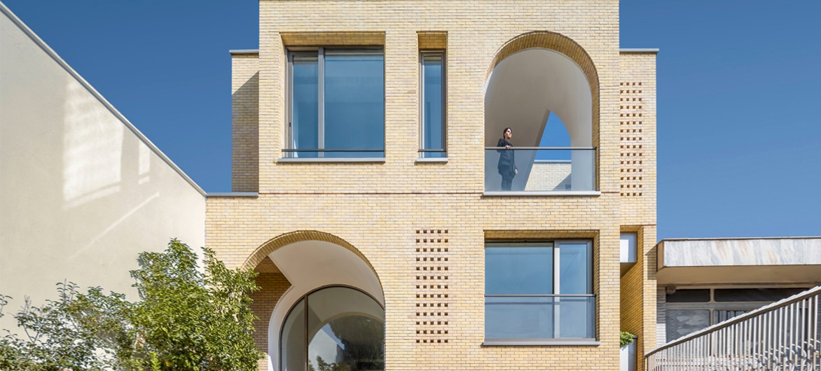 2 IVANs, 2 HOUSEs / HAMAAN Studio