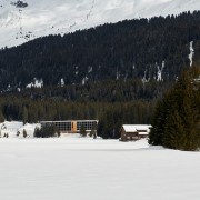 伴连绵雪山入眠：瑞士河畔酒店