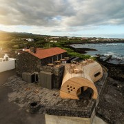 海岛餐厅酒店——岩石，酒桶和鲸鱼拟态的想象力融合之作