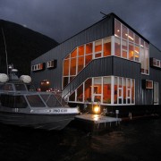 一座漂浮于海上的渔人之家——智利浮动酒店